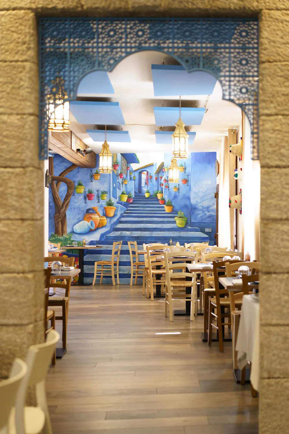 Vista della sala attraverso un arco decorato