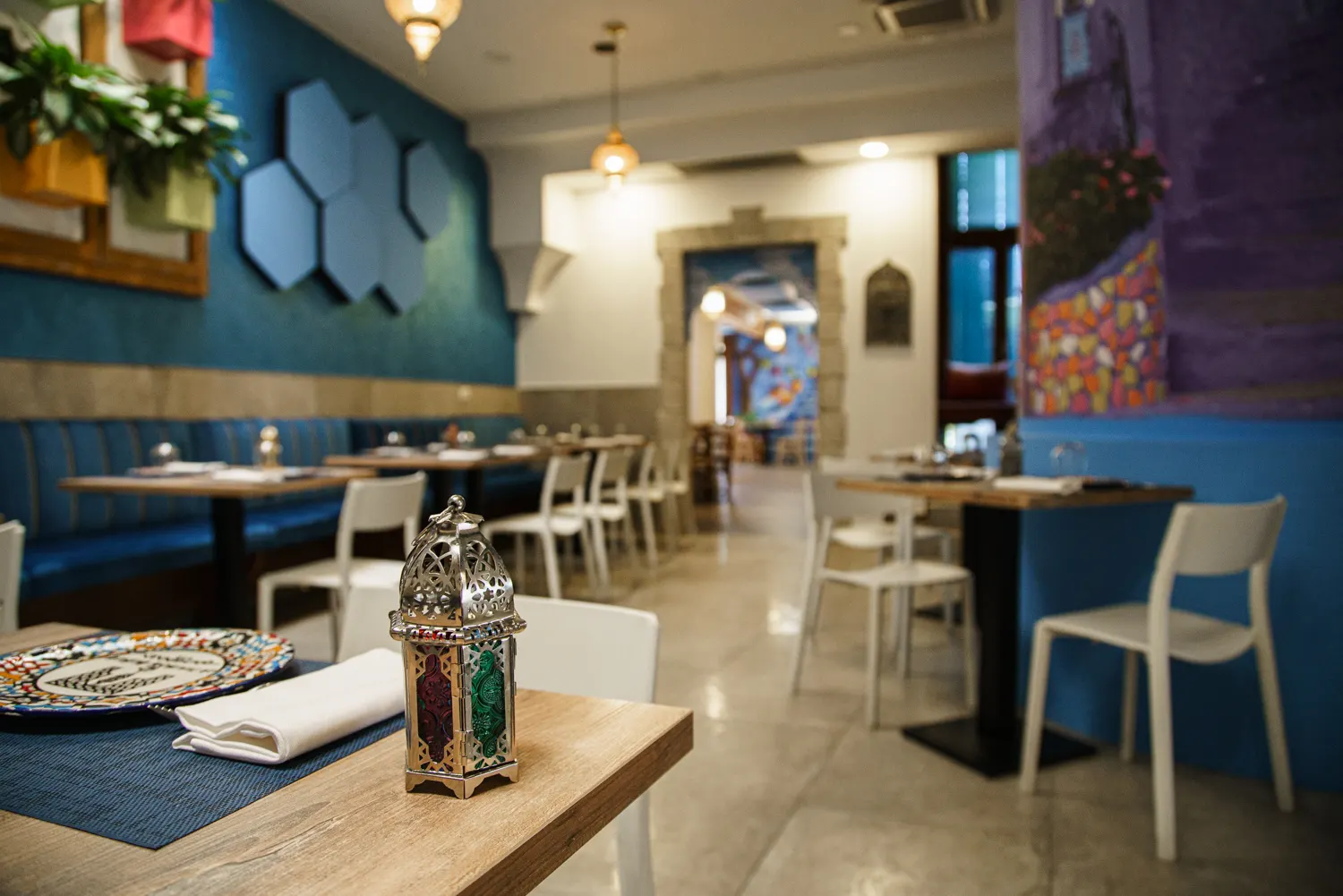 Lanterna decorativa su tavolo apparecchiato con sala sullo sfondo