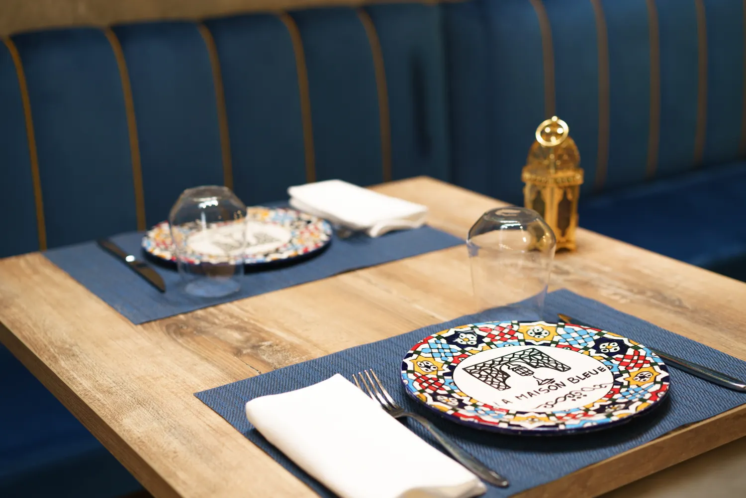 Tavolo apparecchiato con piatto firmato La Maison Bleue