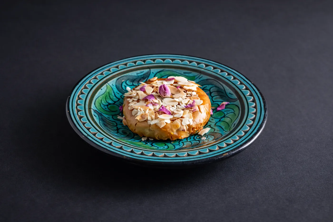 Bastila marocchina di pollo con mandorle e petali di rosa — La Maison Bleue